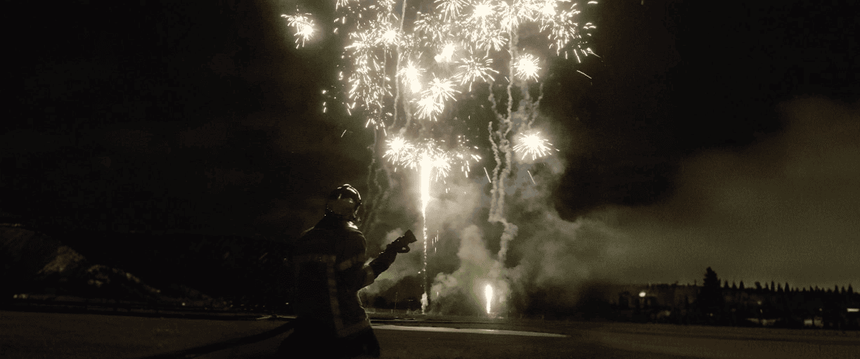 pompier pret a intervenir pour un spectacle pyrotechnique