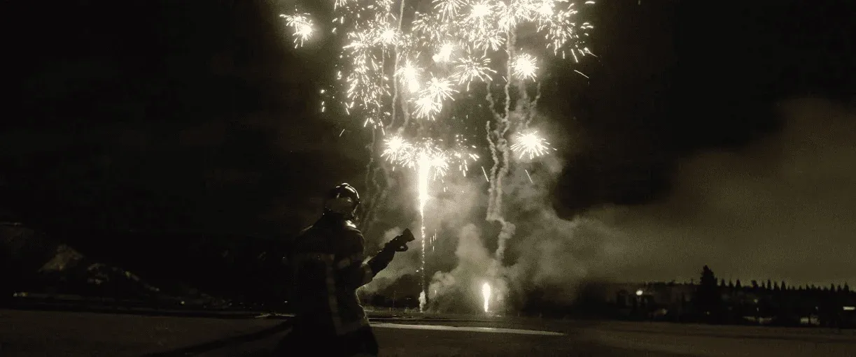 pompier pret a intervenir pour un spectacle pyrotechnique