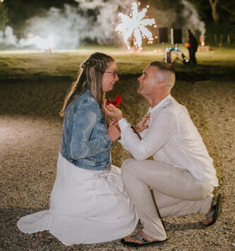 demande en mariage surprise sur une mise en scène pyrotechnique