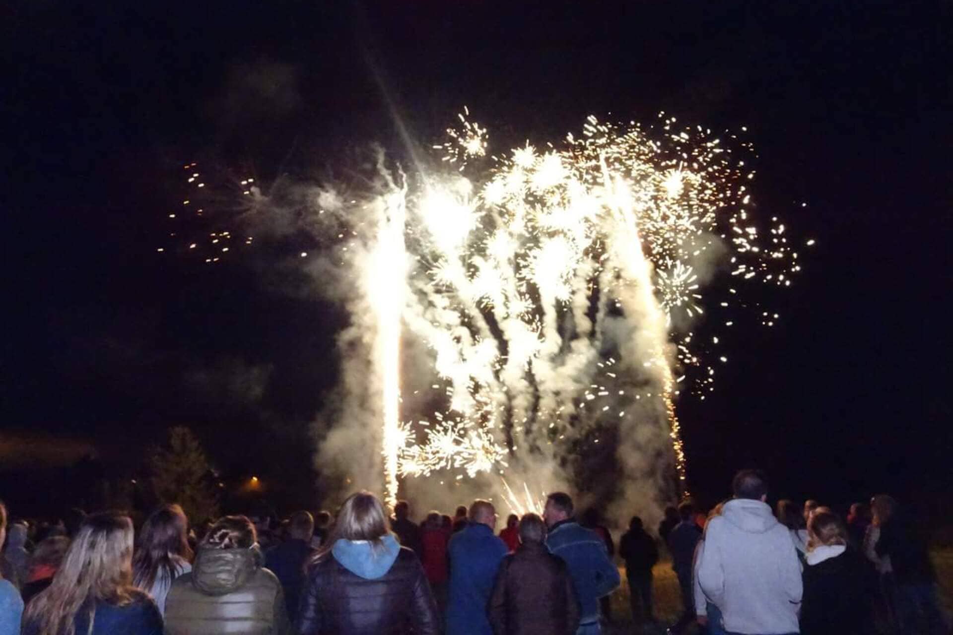 public devant un spectacle pyrotechniques